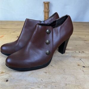 Rialto Brown Button Accent Heeled Ankle Booties Size 9.5